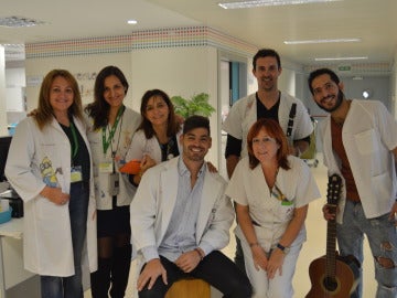 Salva Ortega lleva su música a las habitaciones de los pequeños pacientes 