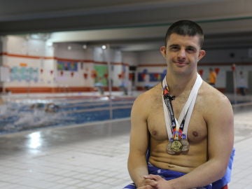 Carlos, campeón del mundo de natación en la categoría de síndrome de down