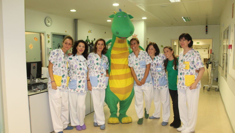 Mon el Dragón visita el Hospital Infanta Sofía de Madrid