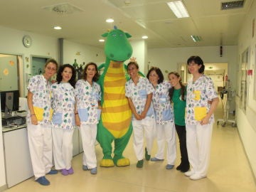 Mon el Dragón visita el Hospital Infanta Sofía de Madrid