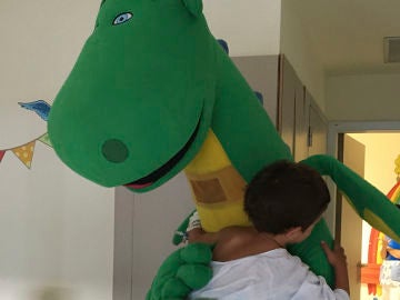 Mon el Dragón visita el Hospital Infanta Sofía de Madrid