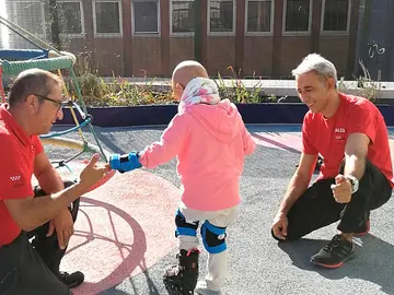 Los niños ingresados en el Hospital 12 de Octubre aprenden a patinar Los niños ingresados en el Hospital 12 de Octubre aprenden a patinar