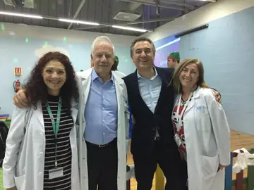 Roberto Brasero anima la fiesta de Navidad del hospital La Paz Roberto Brasero anima la fiesta de Navidad del hospital La Paz