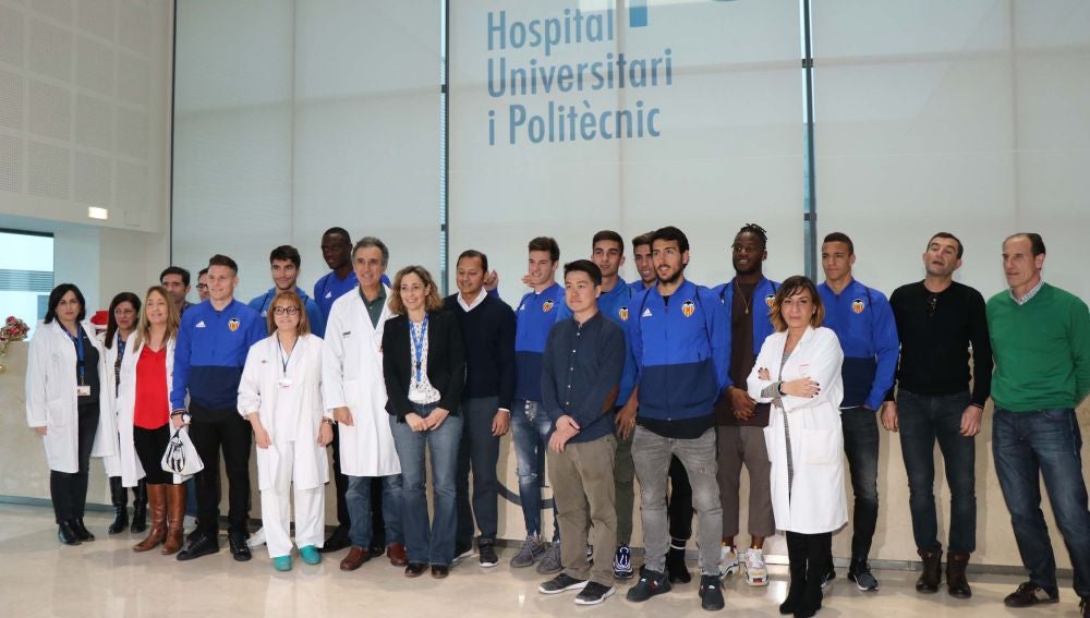 El Valencia CF visita las salas de atención pediátrica del Hospital La Fe