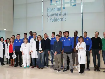 El Valencia CF visita las salas de atención pediátrica del Hospital La Fe El Valencia CF visita las salas de atención pediátrica del Hospital La Fe