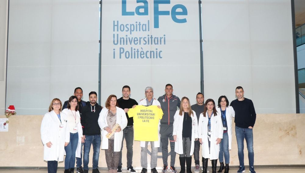 Jugadores del Villarreal CF visitan el área de Oncología Pediátrica del Hospital La Fe