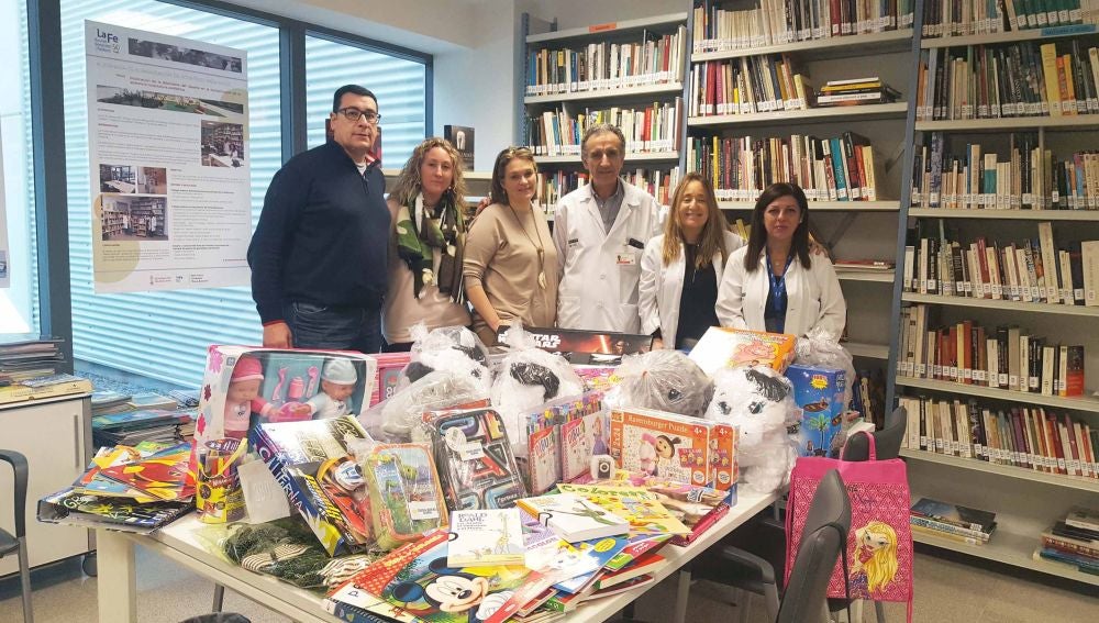 El Hospital La Fe recibe una donación de juguetes de la Asociación 'Hasta la médula con Salva'