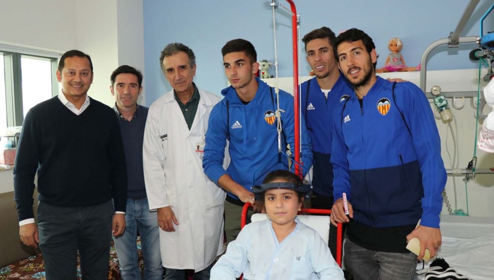 El Valencia CF visita las salas de atención pediátrica del Hospital La Fe