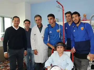 El Valencia CF visita las salas de atención pediátrica del Hospital La Fe El Valencia CF visita las salas de atención pediátrica del Hospital La Fe