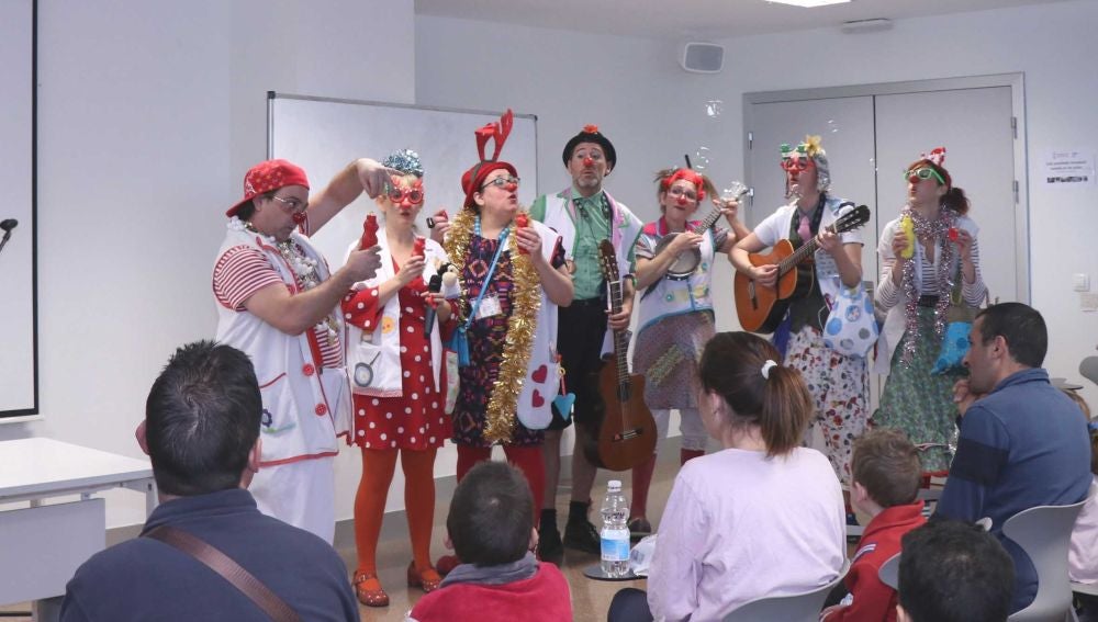 El Orfeón Universitario y la fiesta organizada por Payasospital marcan la jornada navideña en el Hospital La Fe