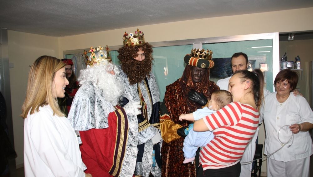 El Hospital Virgen de la Luz de Cuenca recibe un año más a los Reyes Magos de Oriente repartiendo regalos e ilusión 