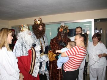 El Hospital Virgen de la Luz de Cuenca recibe un año más a los Reyes Magos de Oriente repartiendo regalos e ilusión 