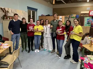 Los niños del Hospital La Paz disfrutan creando personajes imaginarios junto Jorge Fernández y Mr Plinton Los niños del Hospital La Paz disfrutan creando personajes imaginarios junto Jorge Fernández y Mr Plinton