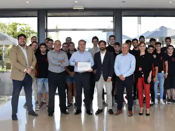 INDRA hace entrega de placa a la Escuela de FP de FEMPA INDRA hace entrega de placa a la Escuela de FP de FEMPA