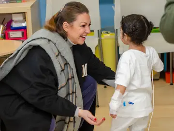 Niña Pastori, el mejor regalo de Navidad para los niños hospitalizados Niña Pastori, el mejor regalo de Navidad para los niños hospitalizados