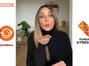 Anna Simón se une a la campaña social #TeLanzoUnBeso Anna Simón se une a la campaña social #TeLanzoUnBeso