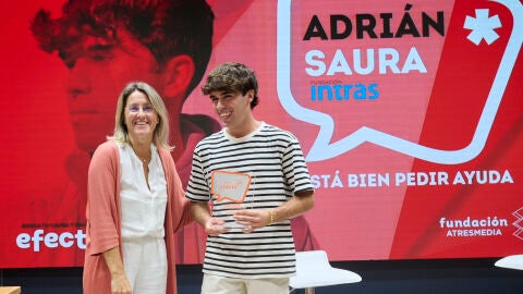 Adrián Saura recibe su premio de la mano de Patricia Pérez
