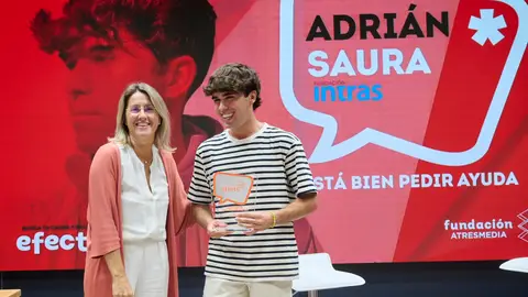 Adrián Saura recibe su premio de la mano de Patricia Pérez Adrián Saura recibe su premio de la mano de Patricia Pérez