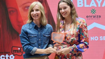 Susana Gato hace entrega del trofeo a María Blaya