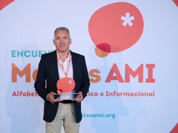 Representante del CEIP Sanchis Guarner, ganador de la categoría Promoción de los valores y la convivencia en los Premios Mentes AMI 2022