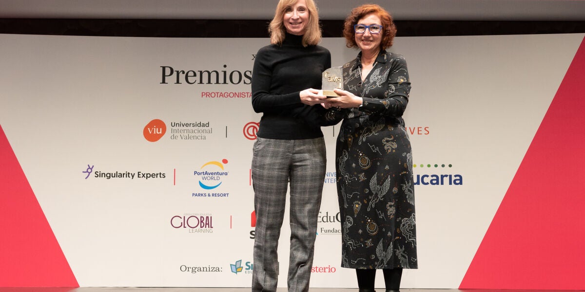 Susana Gato recogiendo el remio Juan Pablo de Villanueva en la XIV edición de los Premios Magisterio 