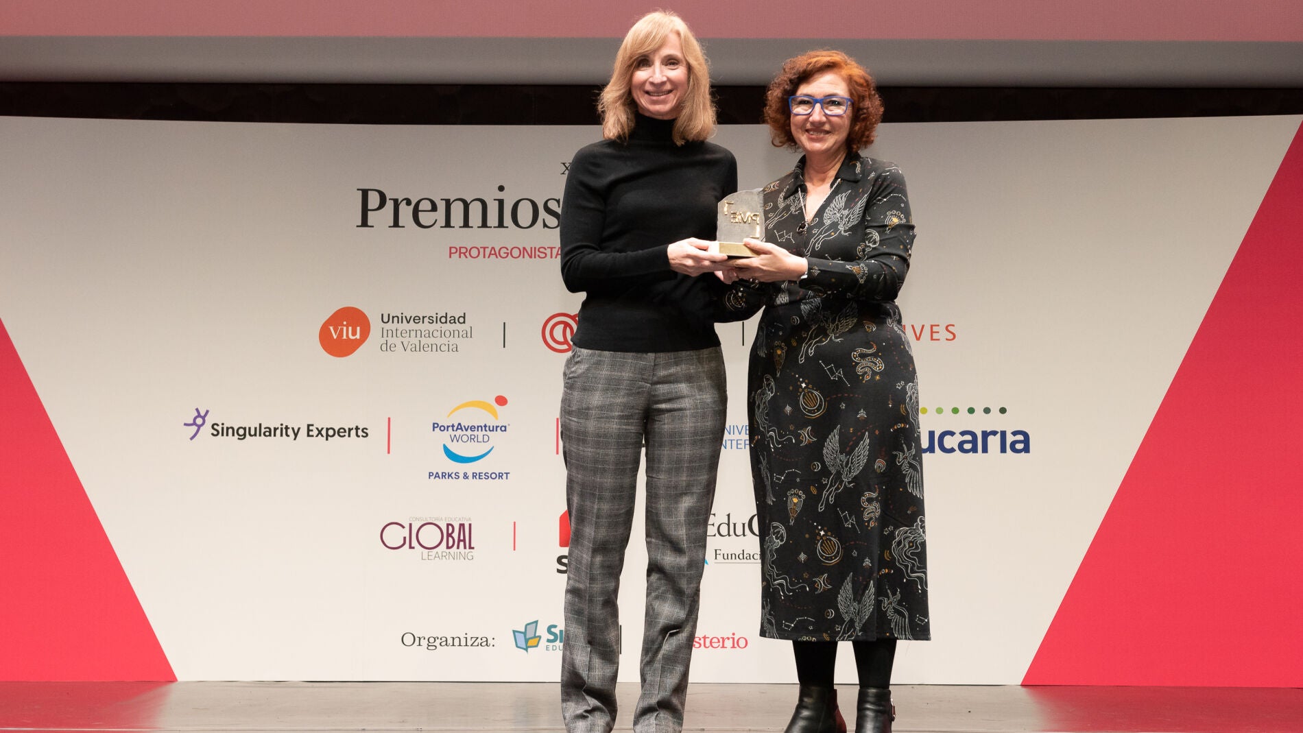 Susana Gato recogiendo el remio Juan Pablo de Villanueva en la XIV edición de los Premios Magisterio 