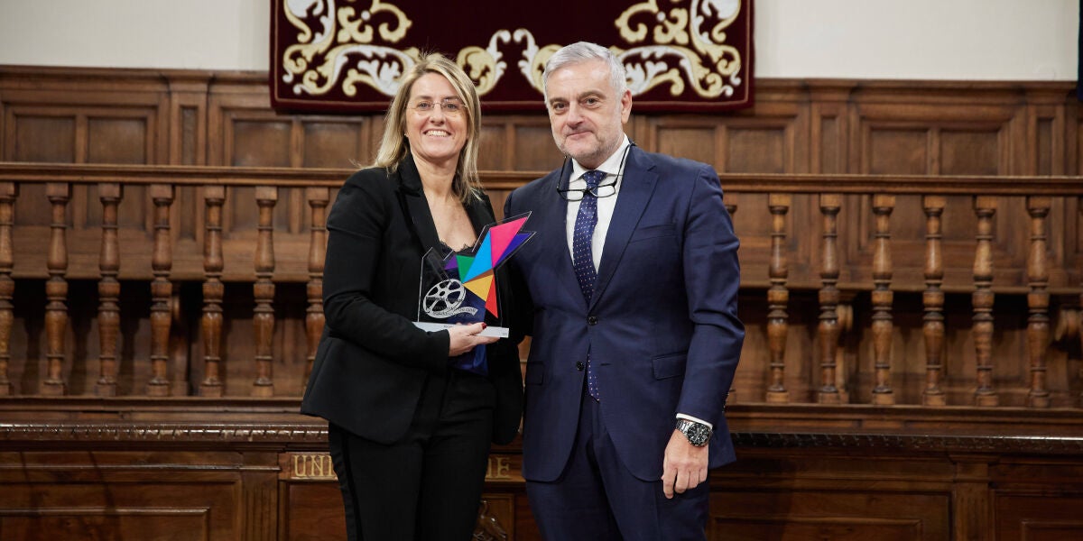 Patricia Pérez recoge el reconocimiento especial a la Fundación Atresmedia en los V Premios Cygnus