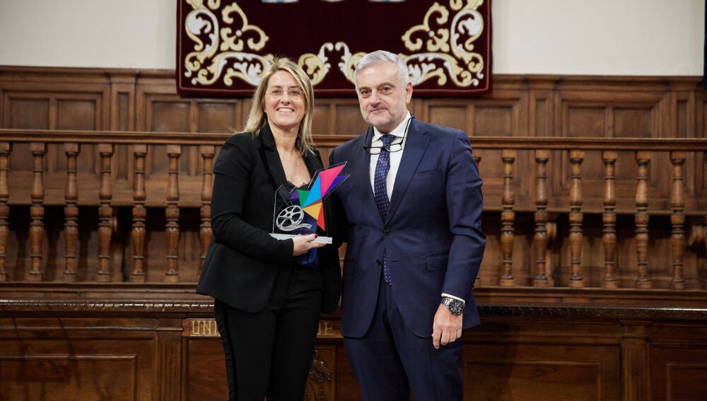 Patricia Pérez recoge el reconocimiento especial a la Fundación Atresmedia en los V Premios Cygnus