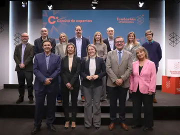 El comité de expertos de la Fundación Atresmedia se reúne para debatir sobre la gestión de la información y el uso de los dispositivos digitales por parte de niños y jóvenes El comité de expertos de la Fundación Atresmedia se reúne para debatir sobre la gestión de la información y el uso de los dispositivos digitales por parte de niños y jóvenes