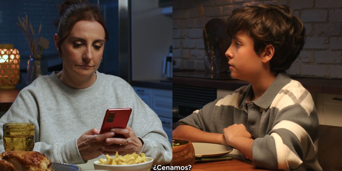 Saca el móvil de la cena 