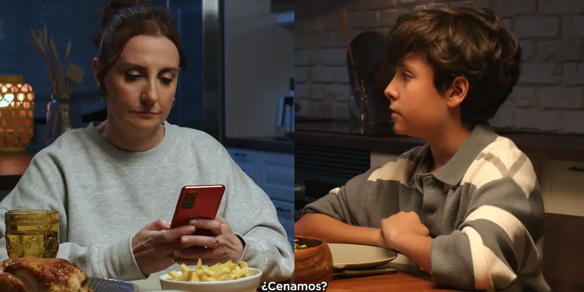 Saca el móvil de la cena  Saca el móvil de la cena