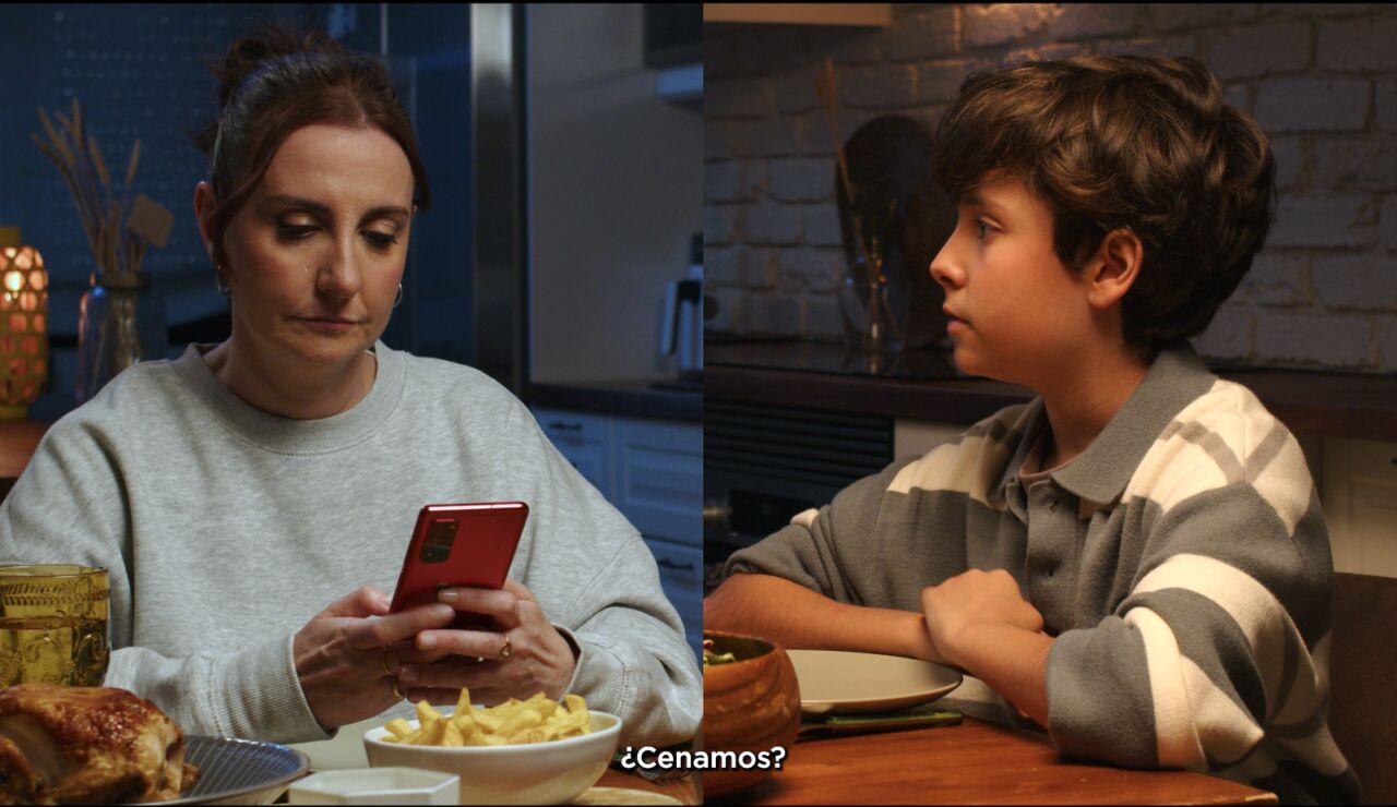 Saca el móvil de la cena