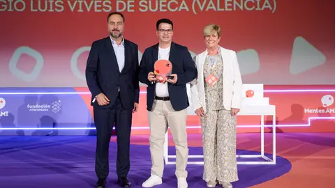 Octavio Dapena y ganadores de Mentes AMI 2025 Octavio Dapena y ganadores de Mentes AMI 2025