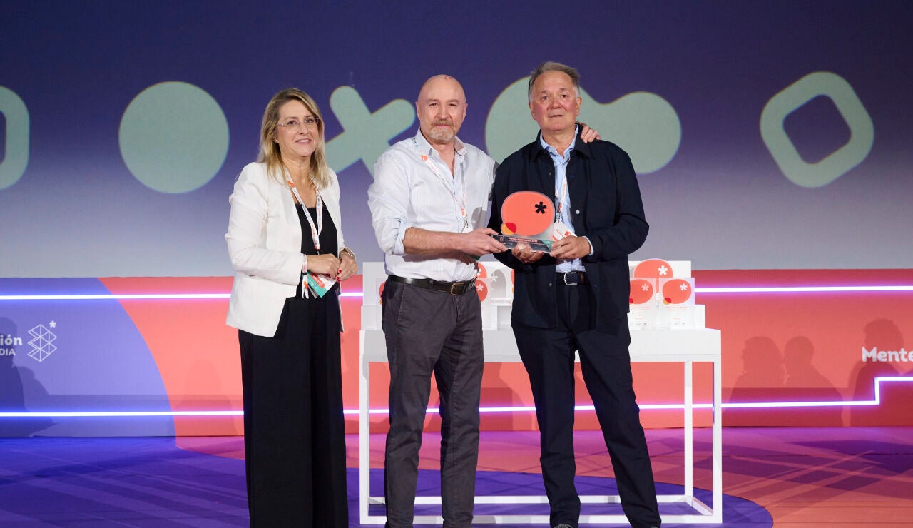 Patricia Pérez, directora de la Fundación Atresmedia, y ganadores de Mentes AMI 2025