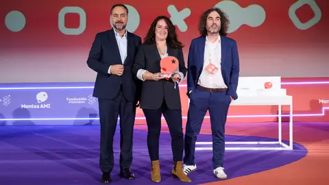 Octavio Dapena y ganadores de Mentes AMI 2025 Octavio Dapena y ganadores de Mentes AMI 2025