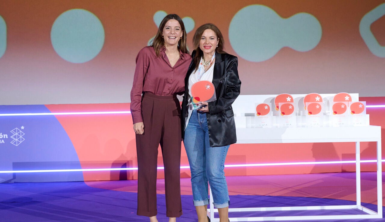 Mar&iacute;a Espinet, directora de Educaixa, y Estrella Prior, ganadora Mentes AMI 2025