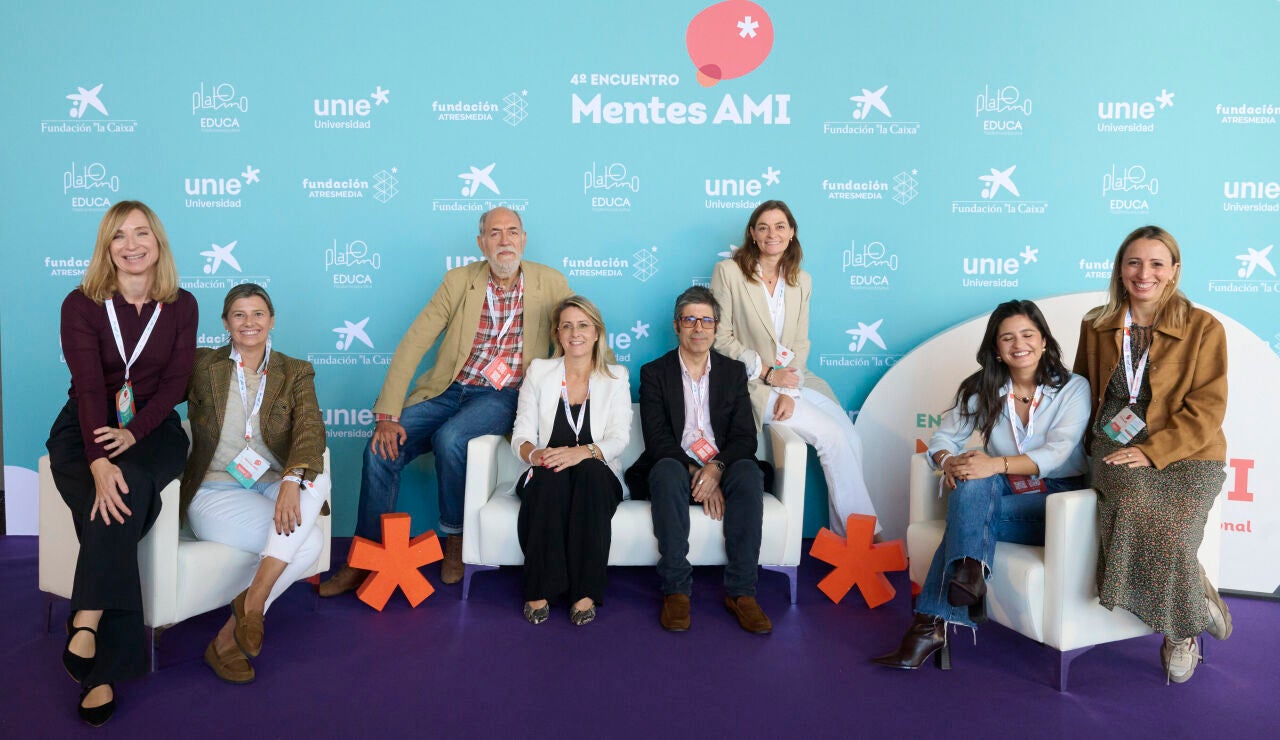 Patricia Pérez y Susana Gato junto al comité de expertos de la Fundación Atresmedia