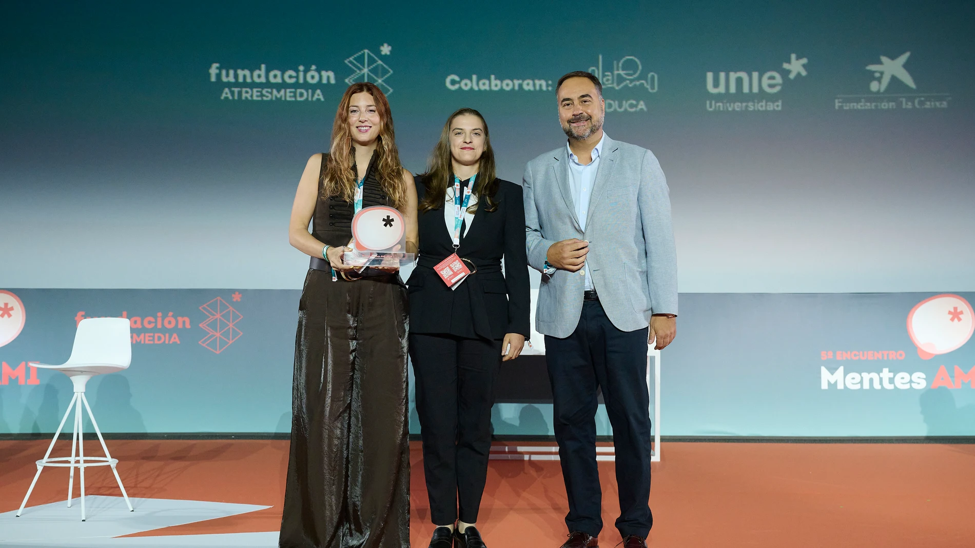 Octavio Dapena entrega el premio al proyecto ‘Little Filmmakers’ del IES Maestro Juan Calero