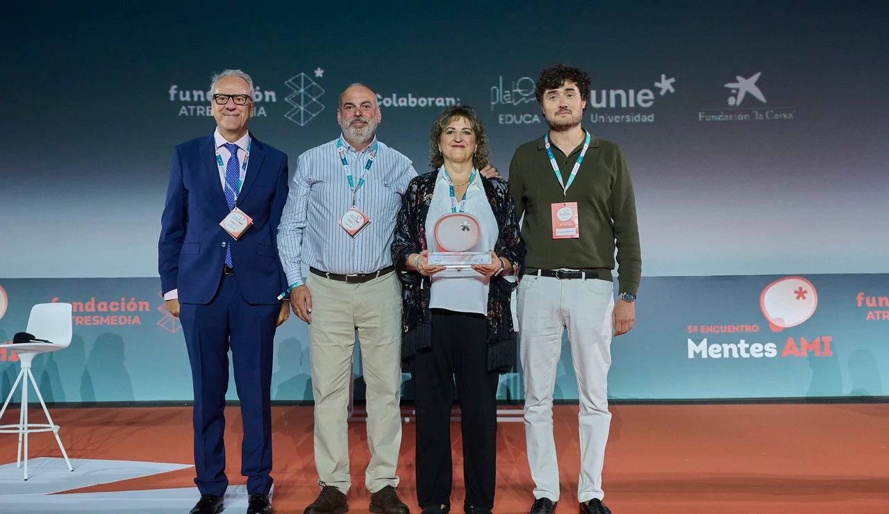 Segundo Píriz entrega el premio al proyecto ‘Hackathon IA: Conversaciones con el Quijote’ del CIFP Virgen de Gracia