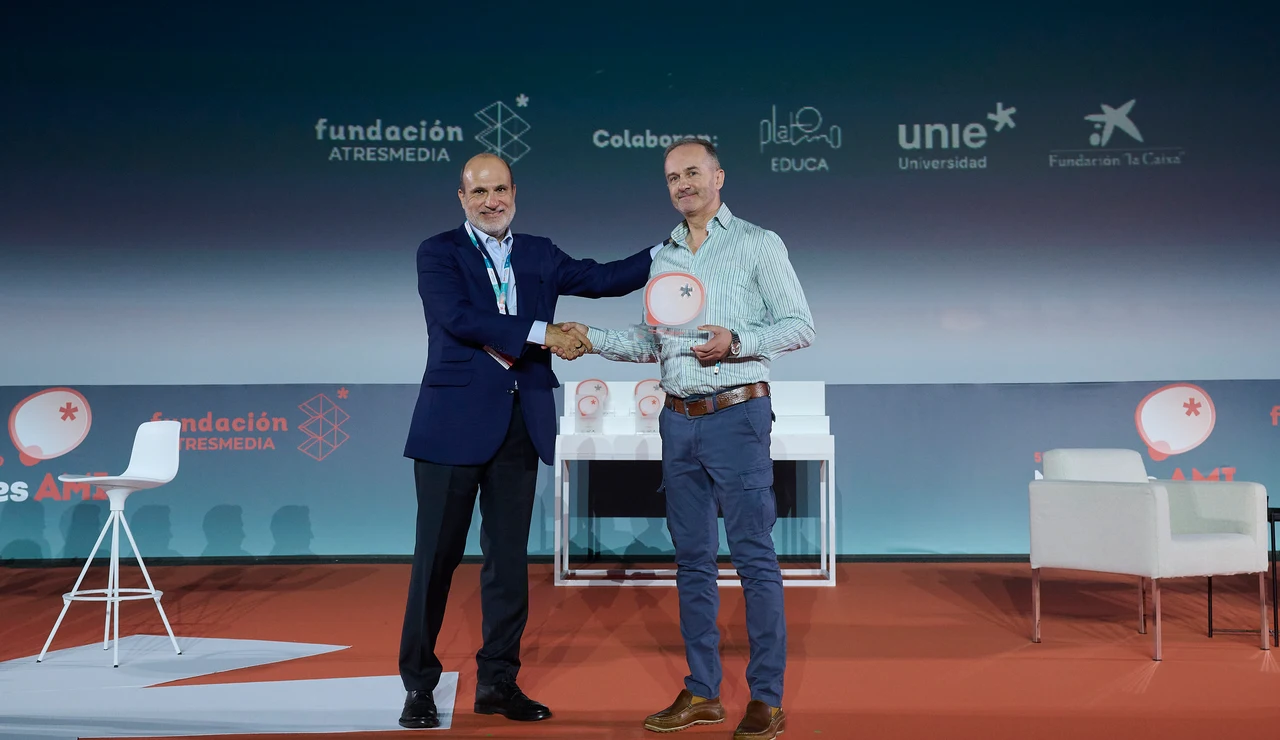 Javier Bardají entregando el premio al docente José Luis Álvarez por su proyecto 'Ampliando Horizontes'