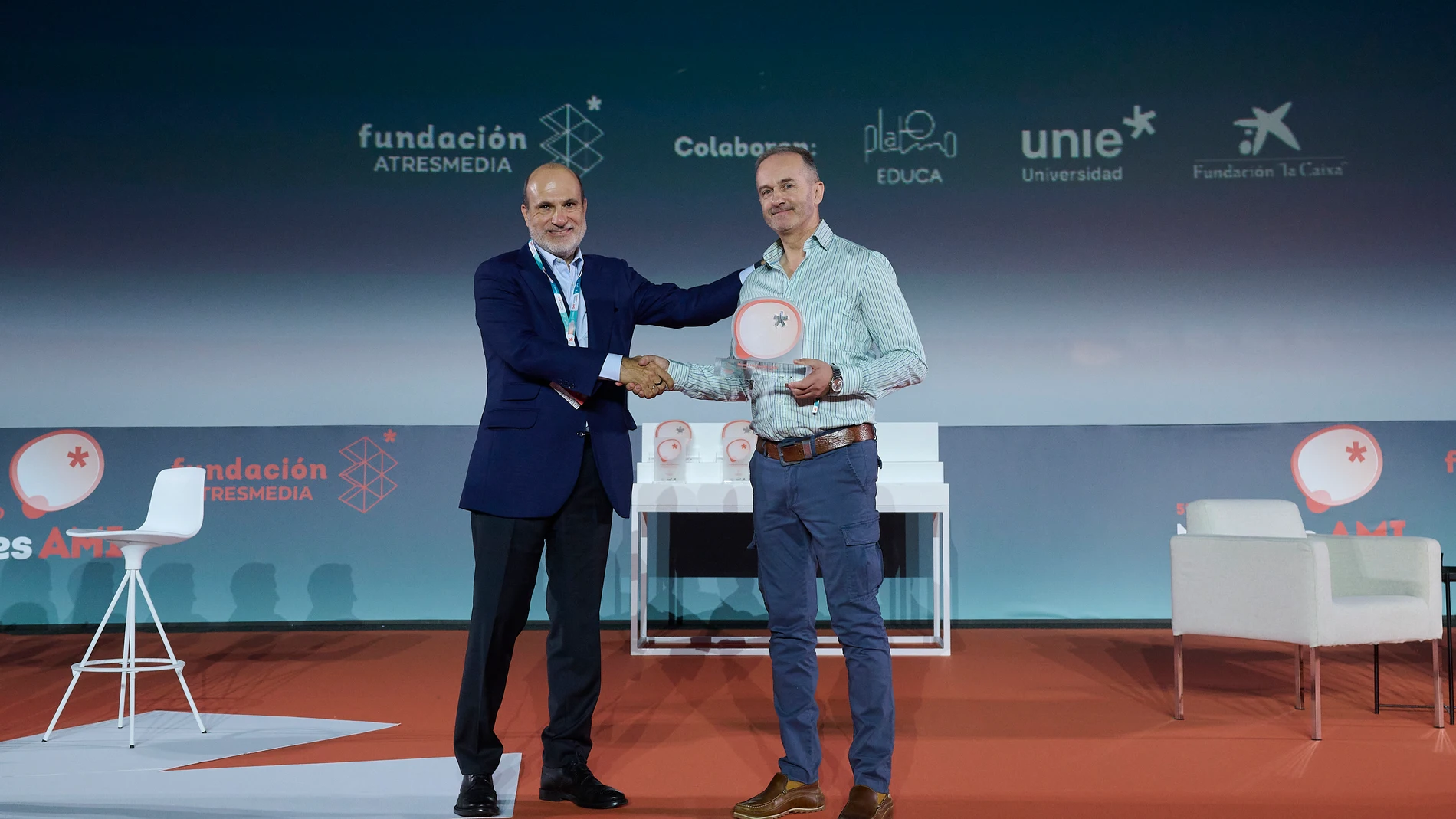 Javier Bardají entregando el premio al docente José Luis Álvarez por su proyecto 'Ampliando Horizontes'