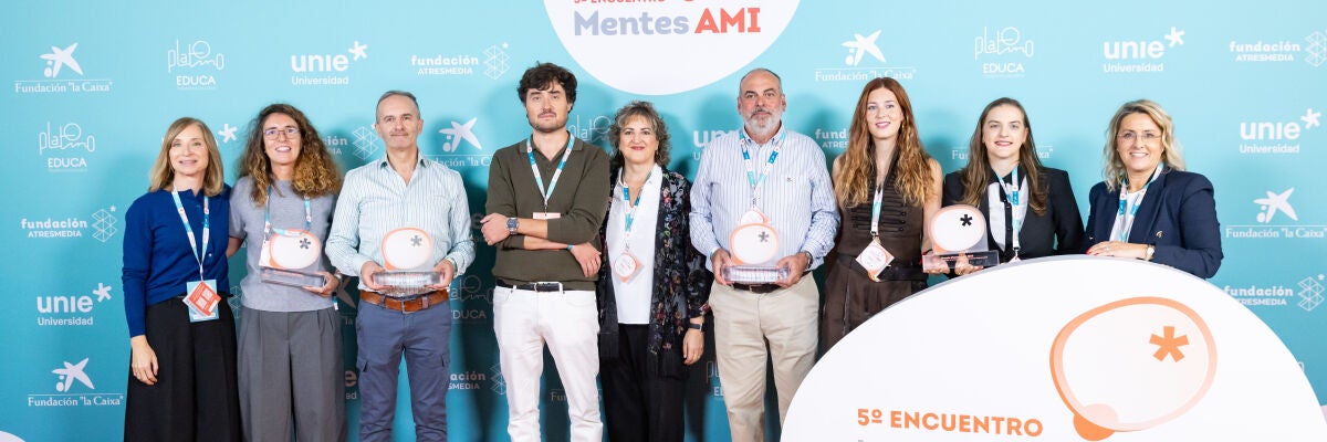 Susana Gato y Patricia Pérez junto a los ganadores de los Premios Mentes AMI 2026