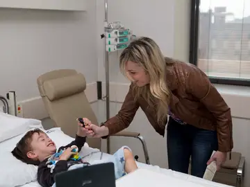 Ana Simón llena de sonrisas la planta de pediatría de la Clínica Teknon de Barcelona Ana Simón llena de sonrisas la planta de pediatría de la Clínica Teknon de Barcelona