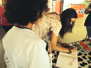 Nuria Fergó comparte una mañana con los niños del Hospital Materno de Málaga Nuria Fergó comparte una mañana con los niños del Hospital Materno de Málaga
