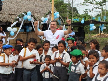Roberto Brasero, embajador de 'Un maestro, una vida',  se rodea de niños en Perú 