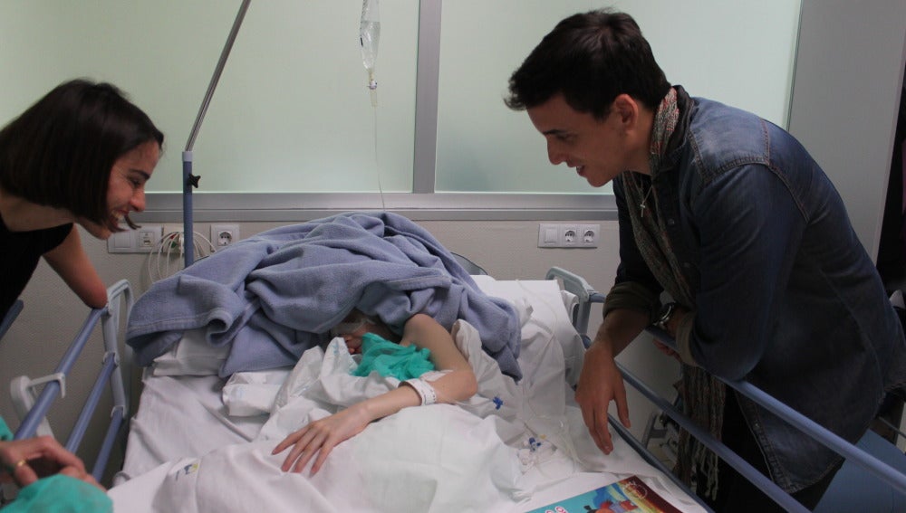 La ilusión y el encanto de Xuso Jones llega a los niños del Hospital de Torrevieja 