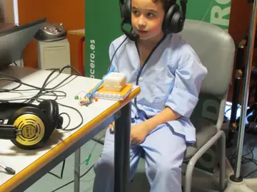 Los niños ingresados en el Hospital 'La Mancha Centro' disfrutan en un taller de radio Los niños ingresados en el Hospital 'La Mancha Centro' disfrutan en un taller de radio