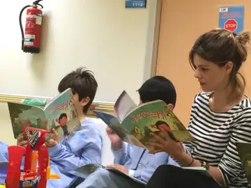Los niños del Hospital Ramón y Cajal de Madrid reciben la visita de Manuela Velasco Los niños del Hospital Ramón y Cajal de Madrid reciben la visita de Manuela Velasco