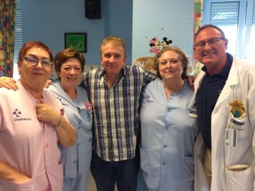 Óscar Terol reparte sonrisas a grandes y mayores en el Hospital de Cruces de Bilbao