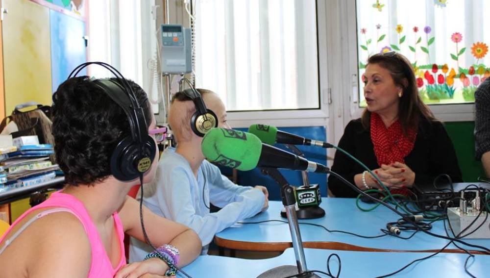 Los niños del Clínico de Valencia disfrutan de la magia de la radio